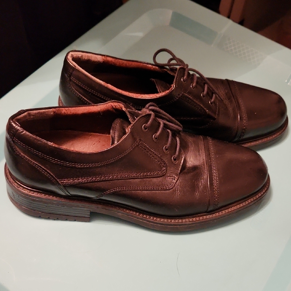 Bill Blass Black Leather Oxfords with Cap-Toe Design